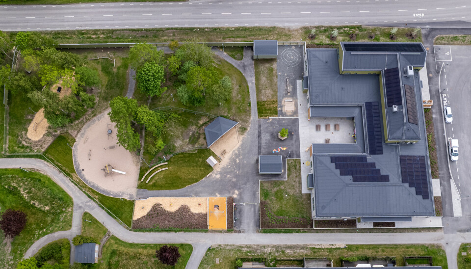 Lekplatsen längst till vänster i bild är för de lite äldre barnen, med mer utmanande redskap, och den i mitten för de yngre barnen. På skolans tak ses också flertalet solpaneler för en miljövänligare elförbrukning.