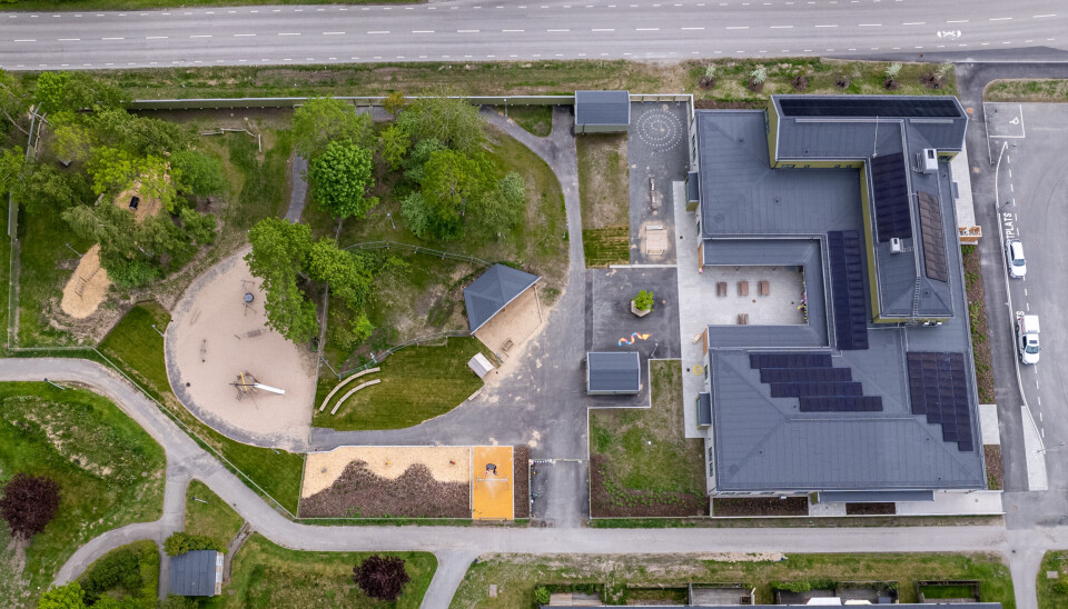 Lekplatsen längst till vänster i bild är för de lite äldre barnen, med mer utmanande redskap, och den i mitten för de yngre barnen. På skolans tak ses också flertalet solpaneler för en miljövänligare elförbrukning. Lekplatsen längst till vänster i bild är för de lite äldre barnen, med mer utmanande redskap, och den i mitten för de yngre barnen. På skolans tak ses också flertalet solpaneler för en miljövänligare elförbrukning.