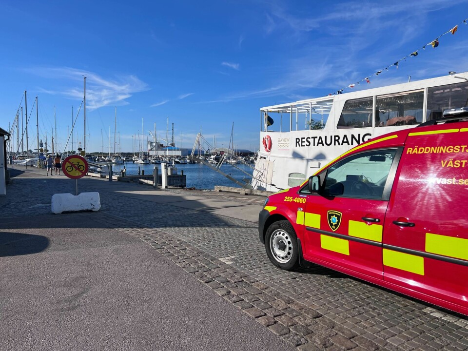 En båt fick under eftermiddagen länspumpas av räddningstjänsten för att kunna bogseras iväg, eftersom den släppte in vatten. En båt fick under eftermiddagen länspumpas av räddningstjänsten för att kunna bogseras iväg, eftersom den släppte in vatten.