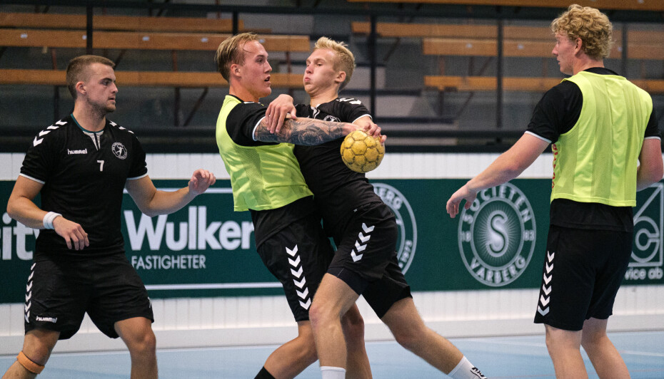 Träning med HK Varberg i Varbergs Idrottshall. Andra spelare från vänster är nyförvärvet Simon Källström.