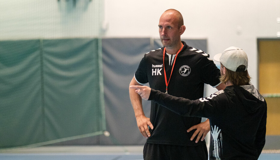 Huvudtränare Hasse Karlsson förbereder laget inför Svenska Cupen tillsammans med assisterande tränare Simon Aulén.