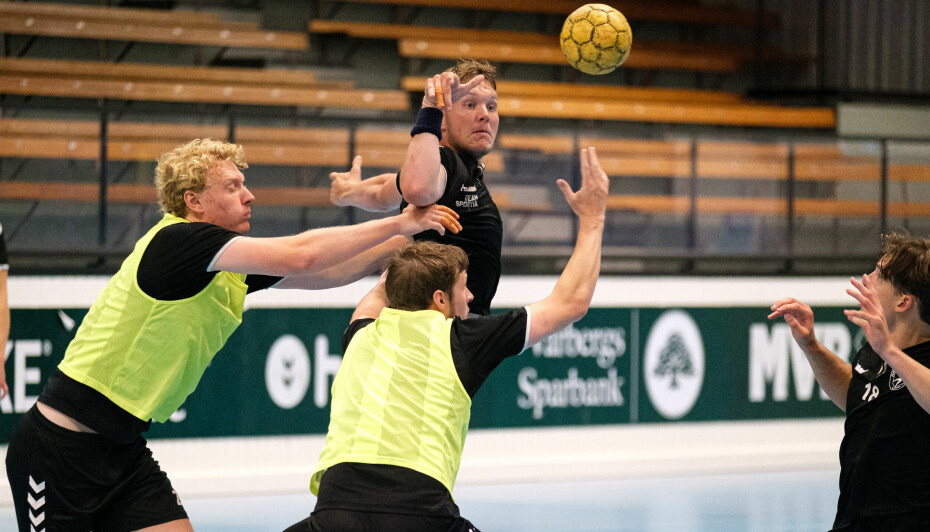 HK Varberg tränar i idrottshallen i stan, men planen är för kort och laget har fått dispens inför mötet med Kristianstad.