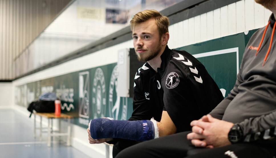 André Kelloniemi får vänta ett par veckor till på säsongspremiär efter ett otäckt handledsbrott.