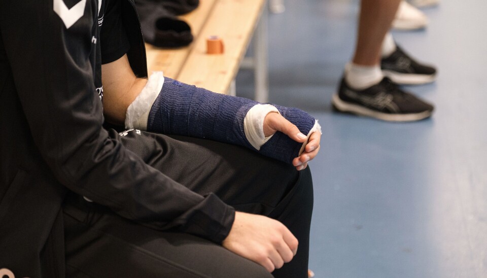 André Kelloniemi med handen i gips. André Kelloniemi med handen i gips.