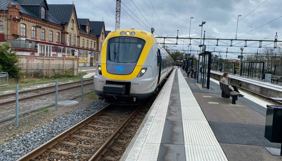 Ett slukhål stoppar just nu trafiken på tre spår förbi Varberg. Ett slukhål stoppar just nu trafiken på tre spår förbi Varberg.