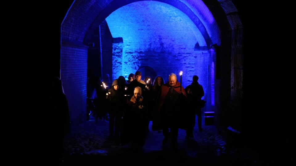 Fackeltåget fortsatte genom tunnlarna på Varbergs fästning.
