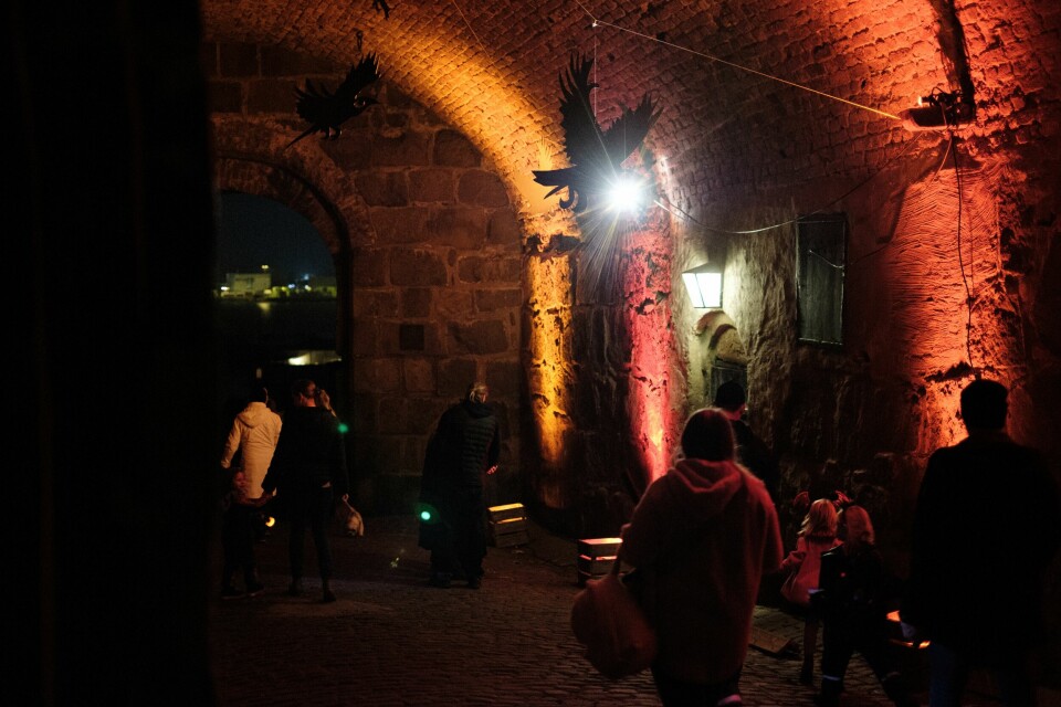 En av fästningens tunnlar dekorerad med lampor och väsen.