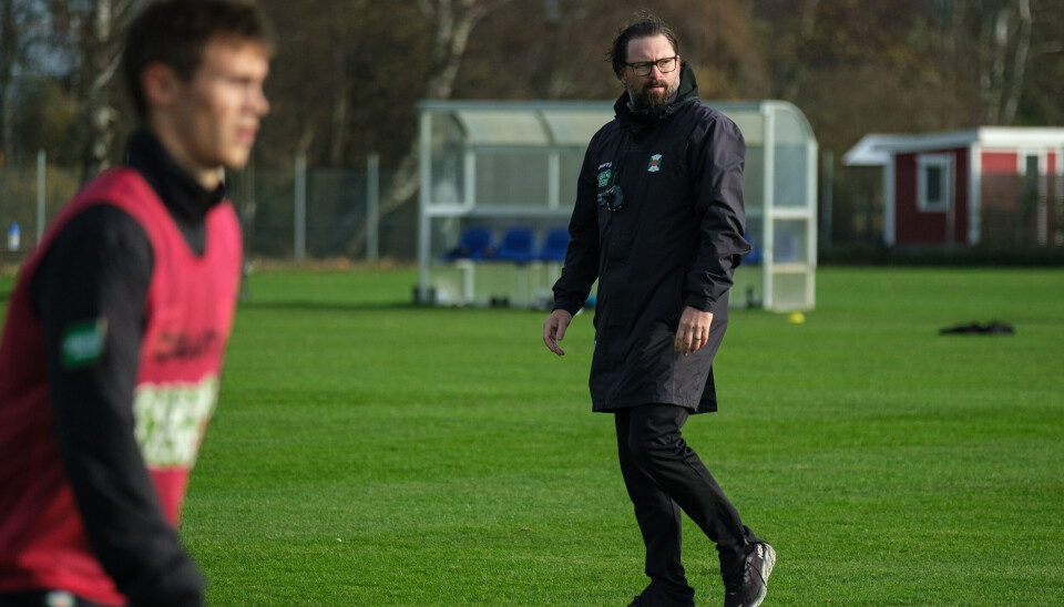 Tränare Persson var inte nöjd med att inte få träna på 'hemmaplan'. Tränare Persson var inte nöjd med att inte få träna på 'hemmaplan'.