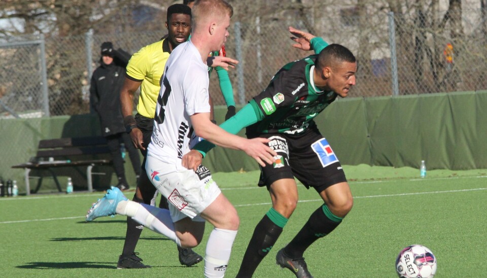 Simon Karlason Adjei säger hej då till Bois. Simon Karlason Adjei säger hej då till Bois.