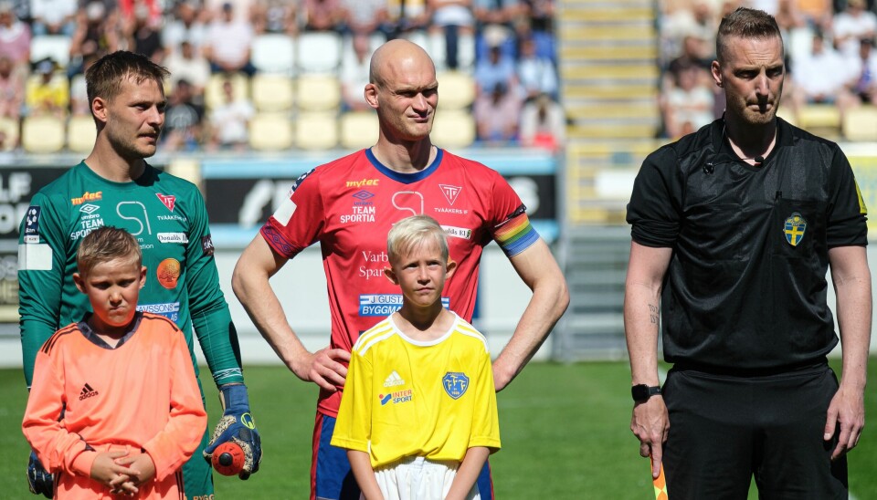 Tvååkers Anton Andersson och Viktor Nilsson i derbyt mot Falkenberg, den 11 juni 2022.