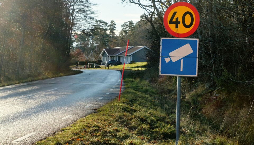 Här sitter skylten – men någon kamera finns inte. Här sitter skylten – men någon kamera finns inte.
