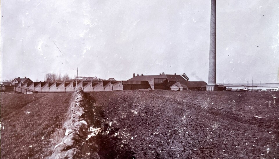 Skandinaviska Textilfabriken i maj 1898. Dess karaktäristiska byggnad med sågtandstak försvann 2018 och många Varbergsbor ilsknade till.