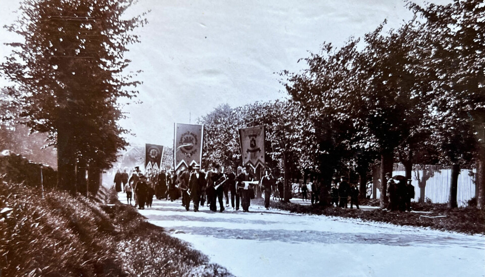 Marsch mot godtemplarnas fest i det som benämns Påskaberget. Vi antar att det är Träslövsvägen. Det fanns inte så många leder österut från centrum för 125 år sedan.