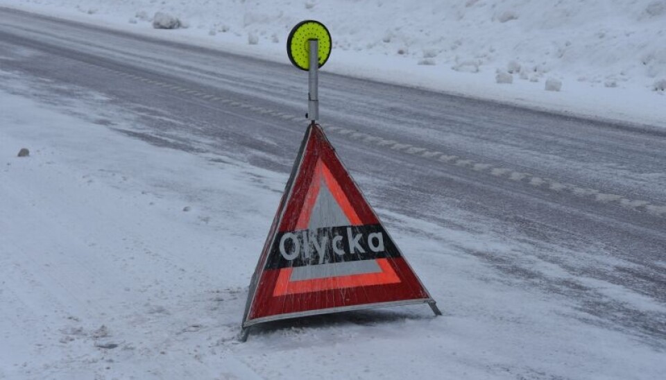 Bil körde in i altan i natt