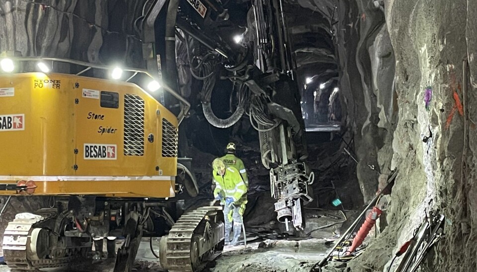Bilderna visar arbetet med att täta bergsprickor med cement efter sprängning – efterinjektering Bilderna visar arbetet med att täta bergsprickor med cement efter sprängning – efterinjektering