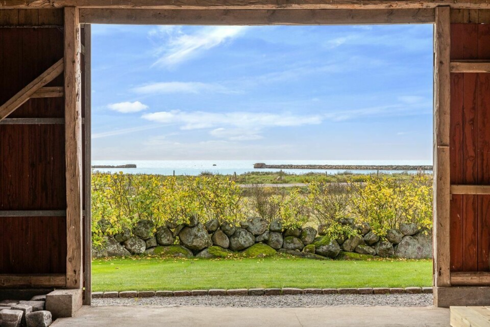En utsikt man inte ser varje dag – nu säljs det ombyggda huset vid Kattegatts strandkant i Galtabäck.