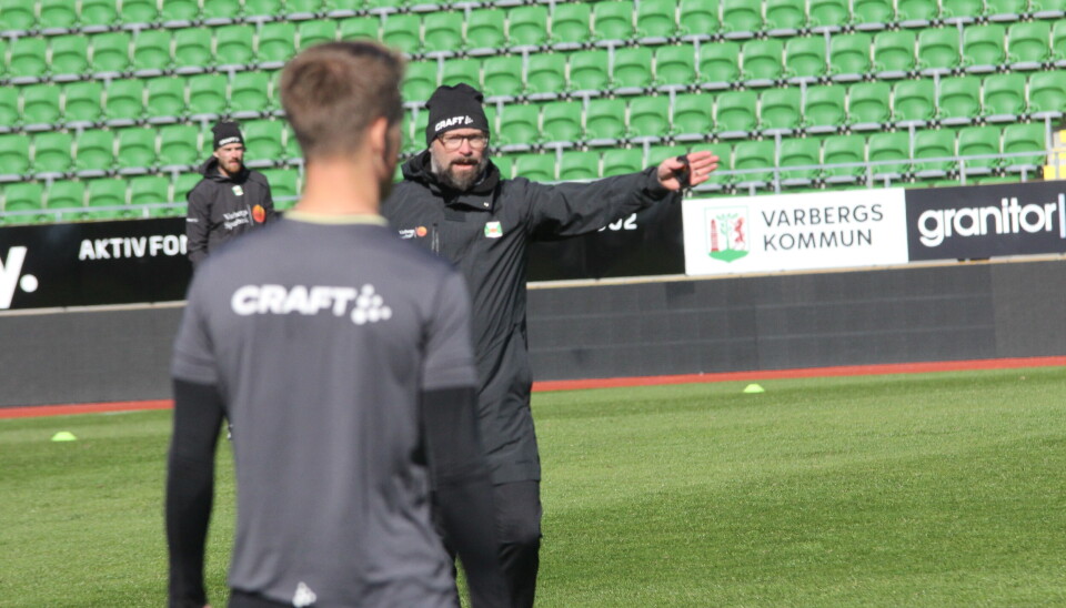 Persson pekar ut var målet ligger. På torsdag kommer Malmö FF till Vallen. Persson pekar ut var målet ligger. På torsdag kommer Malmö FF till Vallen.