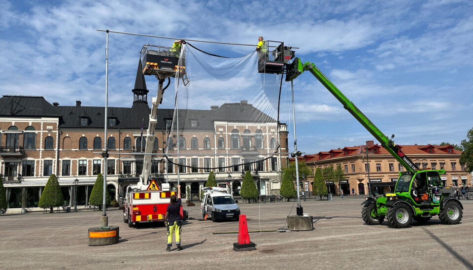 Torget riggades under måndagen för en ljusshow som ska tändas under kvällen. Torget riggades under måndagen för en ljusshow som ska tändas under kvällen.
