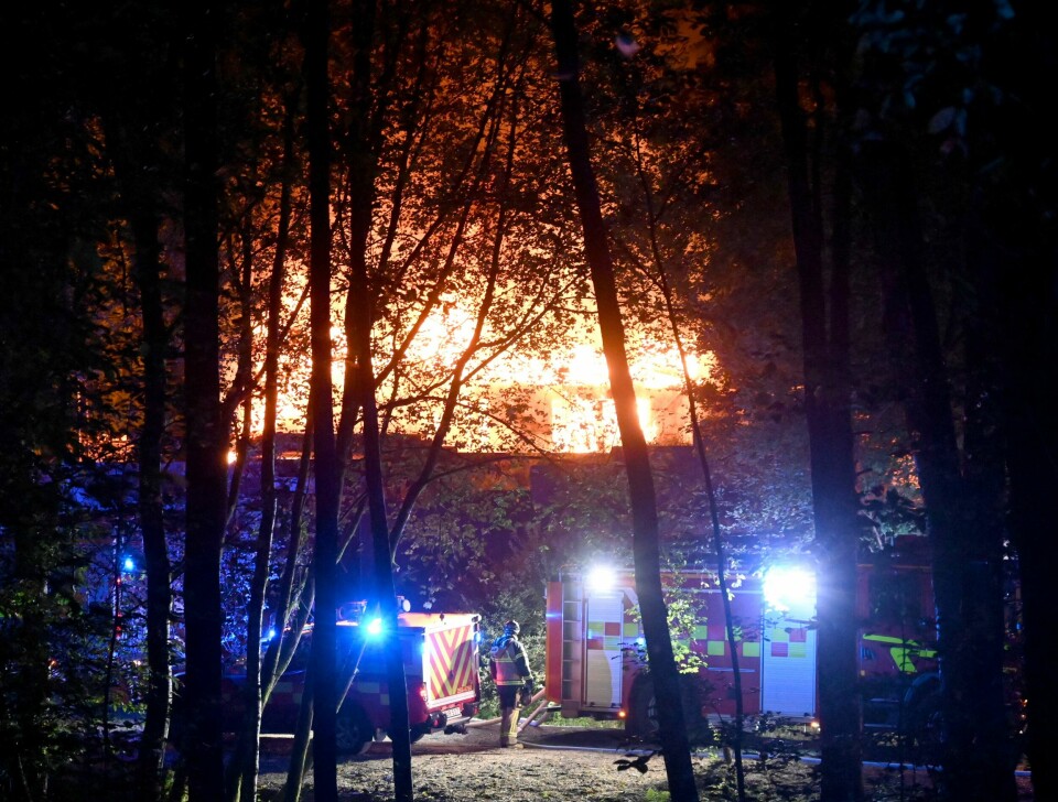 Räddningstjänsten kunde inte förhindra att villan i Sunvära totalförstördes i branden.