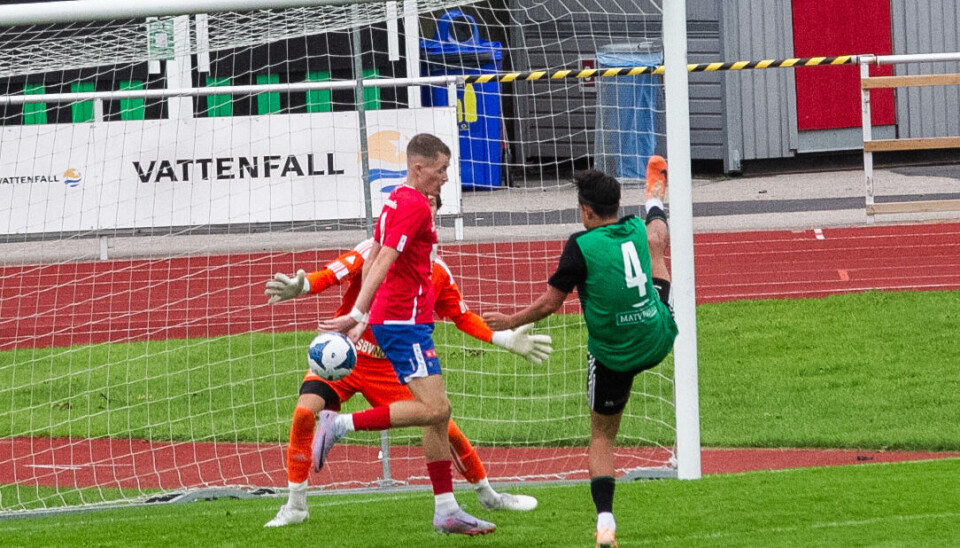 Rasmus Cronvall framför Tölömålet när en boll sveper förbi. Rasmus Cronvall framför Tölömålet när en boll sveper förbi.
