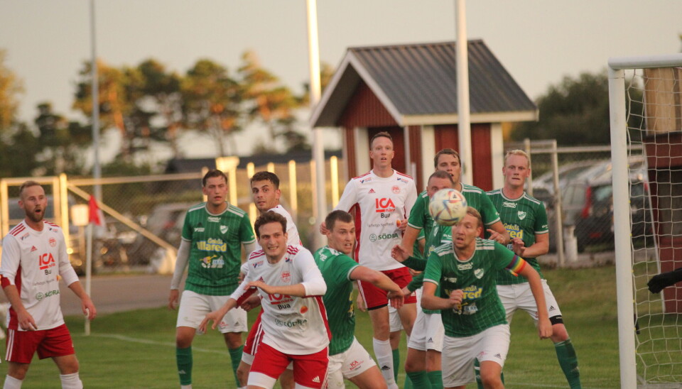 Bolljakt med Buas Shkëlqim Halili och Viljans kapten Alfred Johansson . Bolljakt med Buas Shkëlqim Halili och Viljans kapten Alfred Johansson .