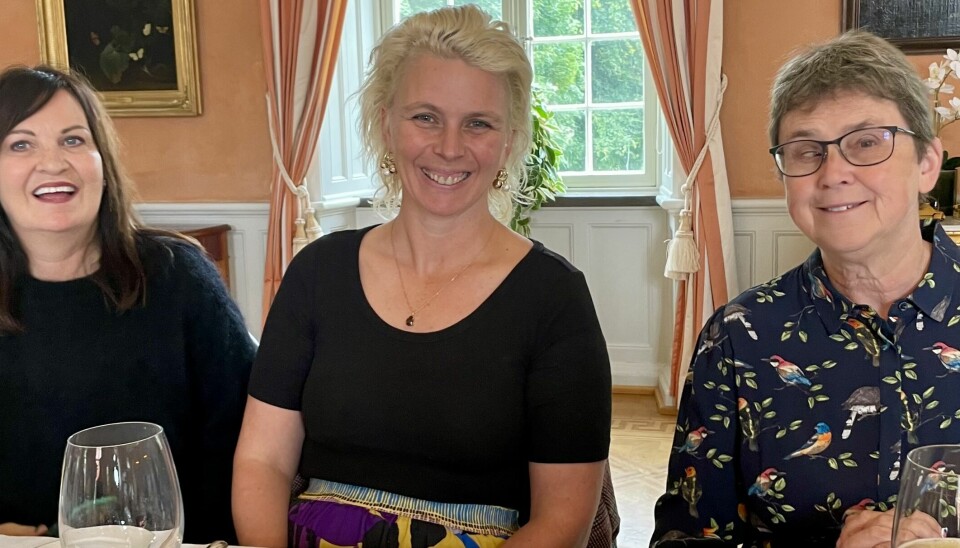 Bild från dagens prisutdelning på Halmstads slott. Louise Lejestrand (ordförande för Företagarna Varberg, Marina Evertsson (Årets företagare i Halland 2023) och landshövdingen Brittis Bentzler.