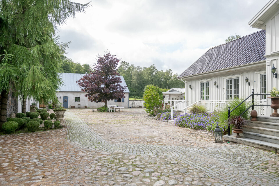 Spektakulära Villa Stenhuset i Åkulla är till salu.