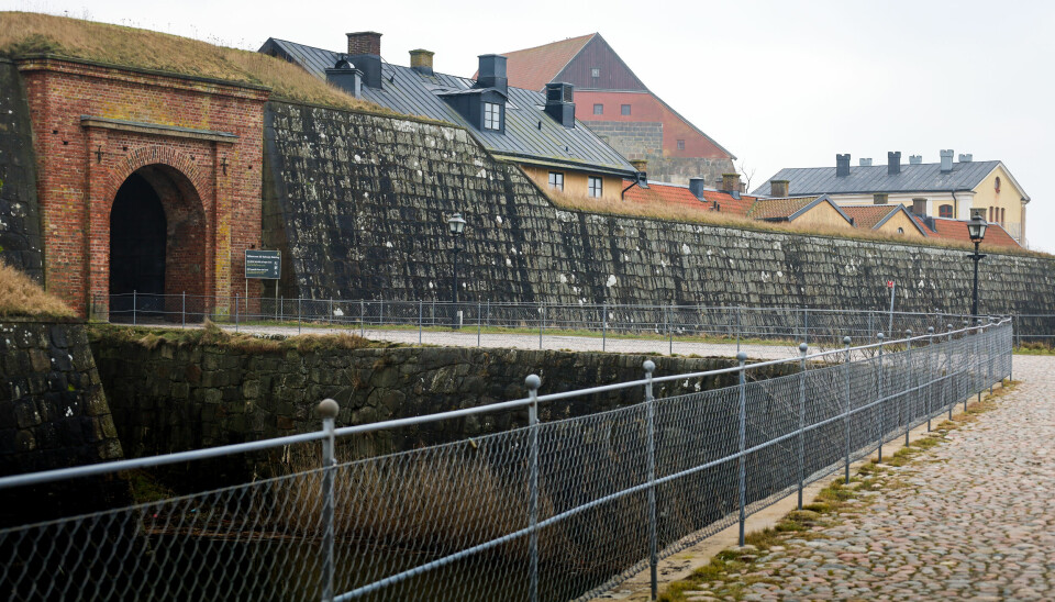Fogarna i muren håller inte längre. Det är ett av de problem som skulle behöva åtgärdas för att få Varbergs Fästning i bra skick.