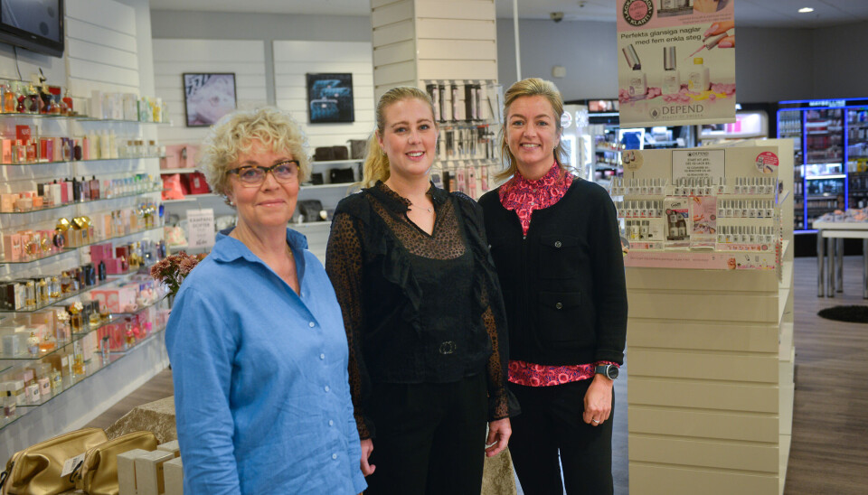 Kerstin Mehrens (vänster) säljer nu parfymeriet Violas till Victoria Bengtsson (mitten). Till höger på bilden Galleria Trädgården och Coop Varbergs vd Anna Bengtsson. Kerstin Mehrens (vänster) säljer nu parfymeriet Violas till Victoria Bengtsson (mitten). Till höger på bilden Galleria Trädgården och Coop Varbergs vd Anna Bengtsson.