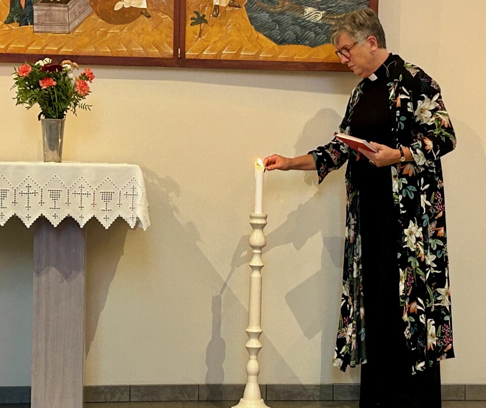 Prästen Katarina Hellgren tände ett ljus för dem som förolyckats till sjöss.